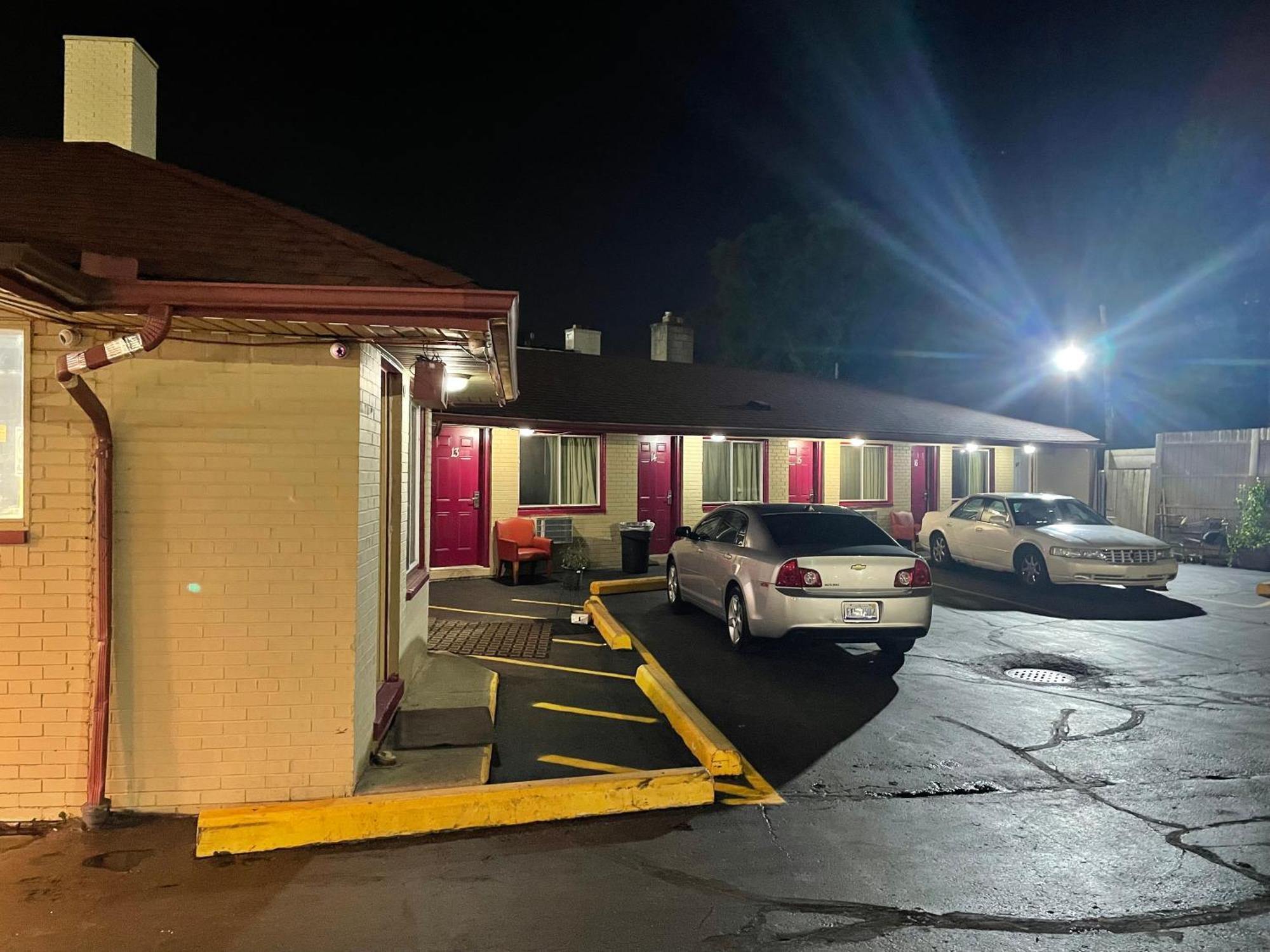 Deluxe Inn Motel Detroit Exterior photo